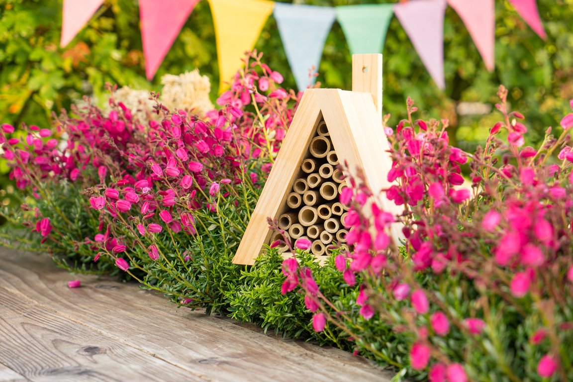 Gardengirls® Summer Dinner® Tischdekoration mit glockenförmigen Blüten mit Insektenhotel