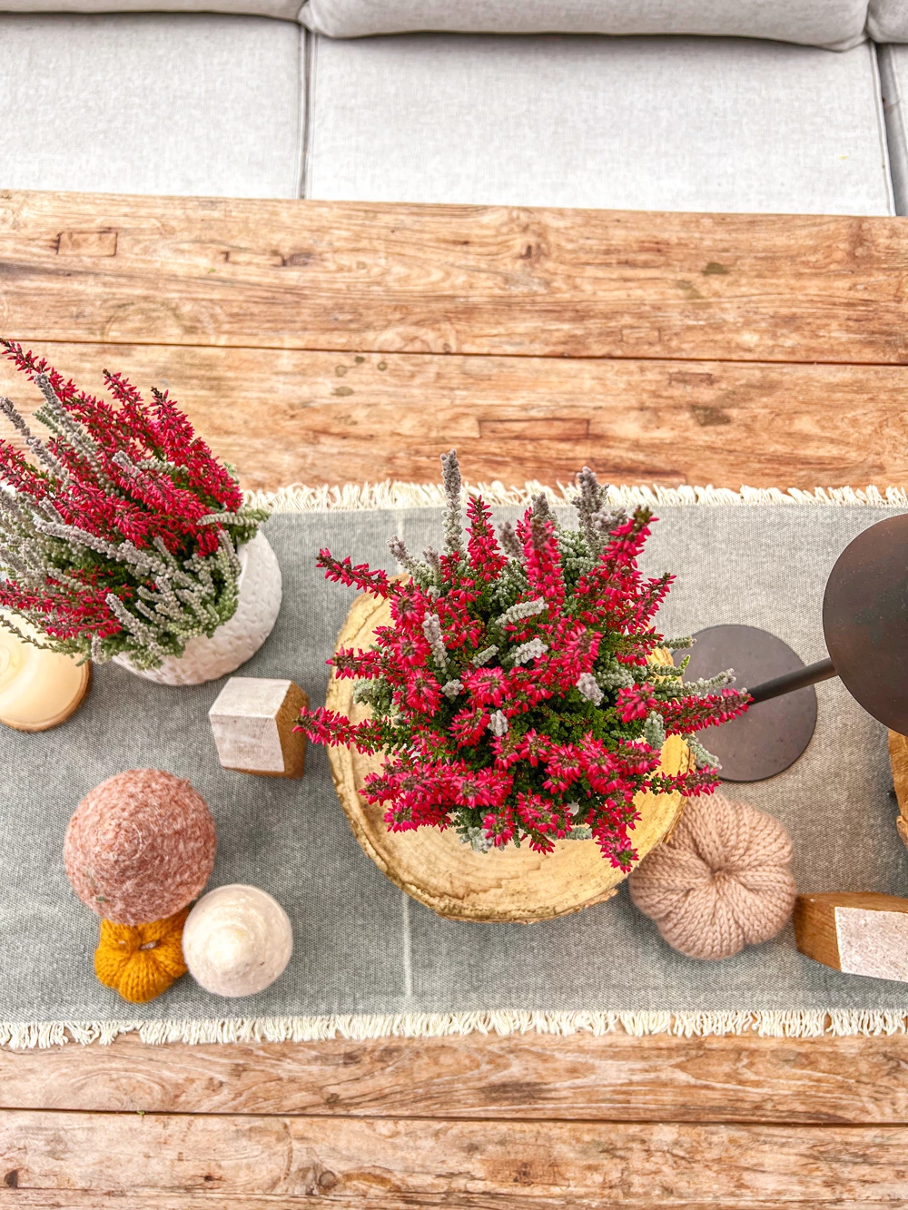 Gardengirls® Knospenheide als Tischdekoration im Garten mit goldenen Töpfen, Tablett, Bilderrahmen und Windlichtern