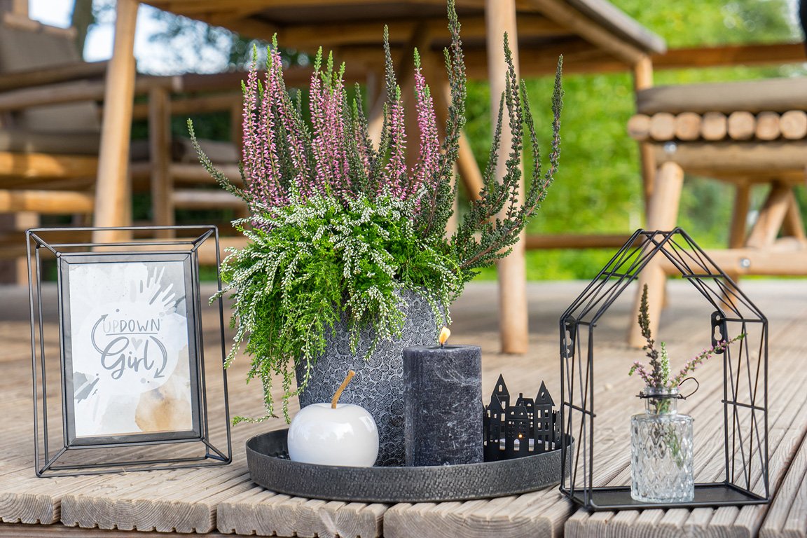 Gardengirls Up Down Girl Ambiente mit Heide im Topf auf der Terrasse