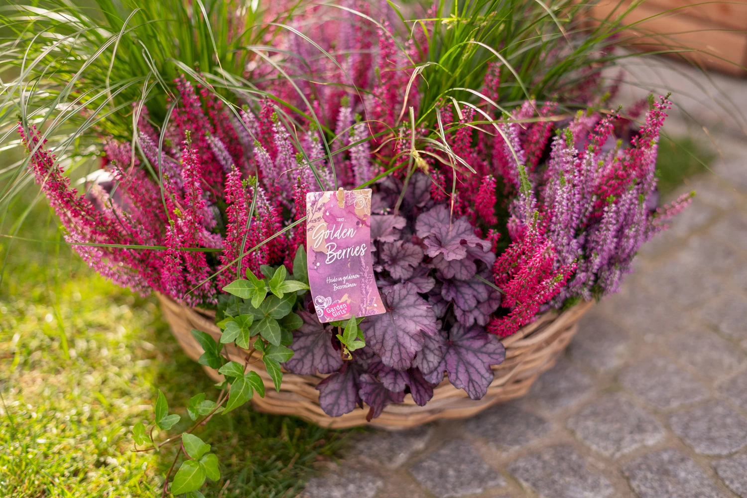 Gardengirls® herbstliche Terrassendeko mit Heide im Kübel, Holzhäuser und Heide in Herzform
